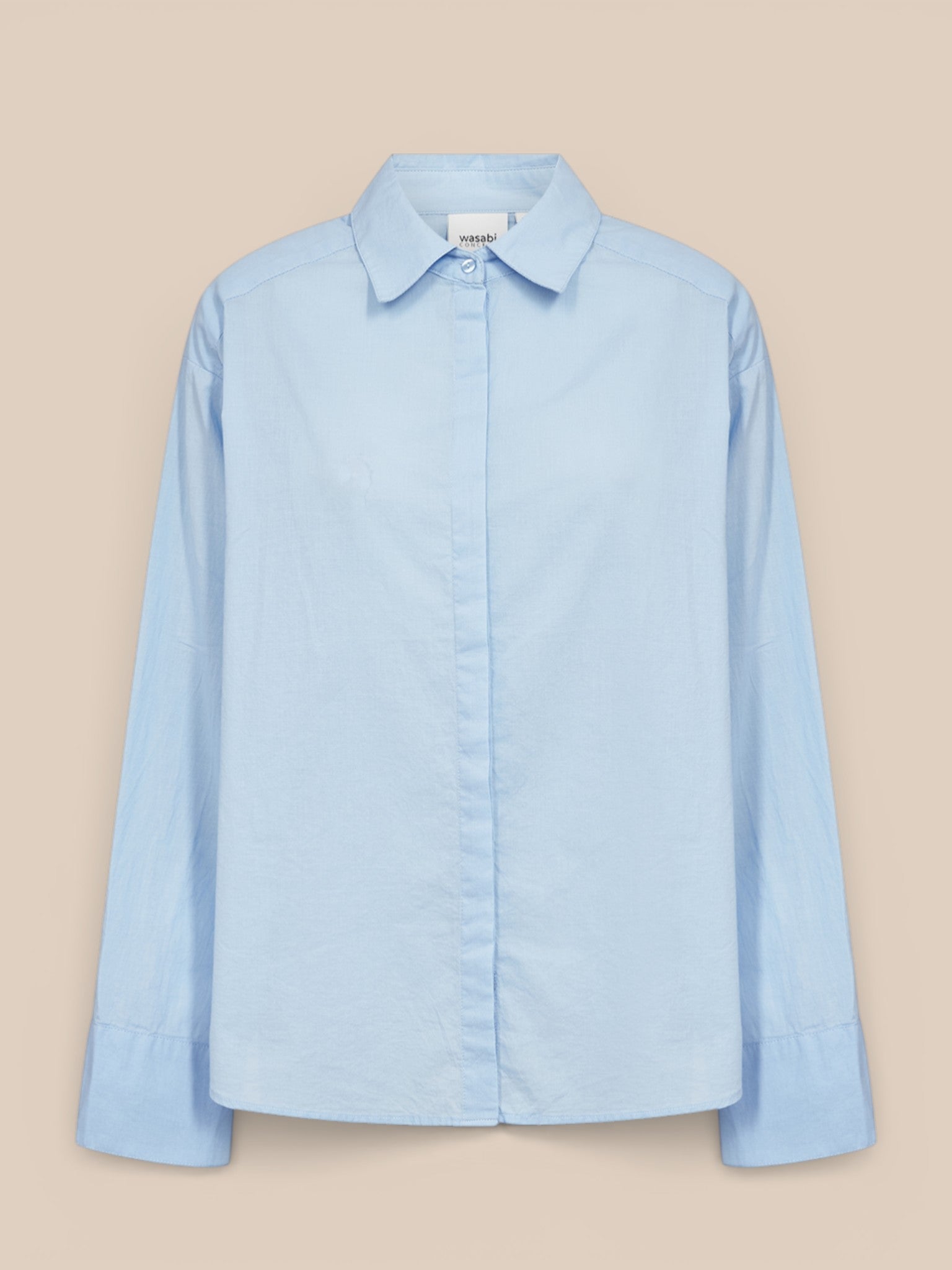 Basis skjorte til plus size kvinder. Denne er i en flot og klassisk lys blå farve.