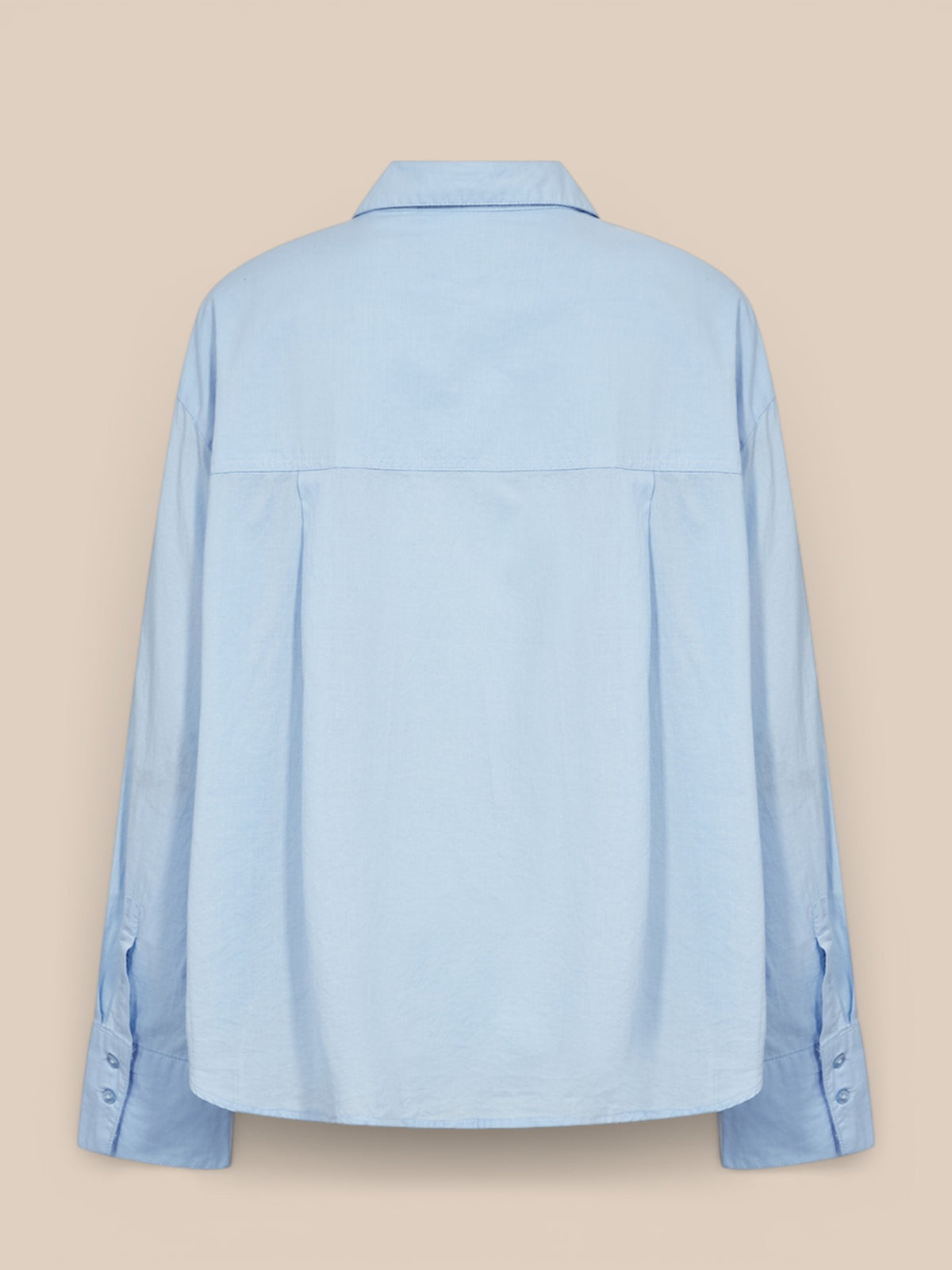 Basis skjorte til plus size kvinder. Denne er i en flot og klassisk lys blå farve.