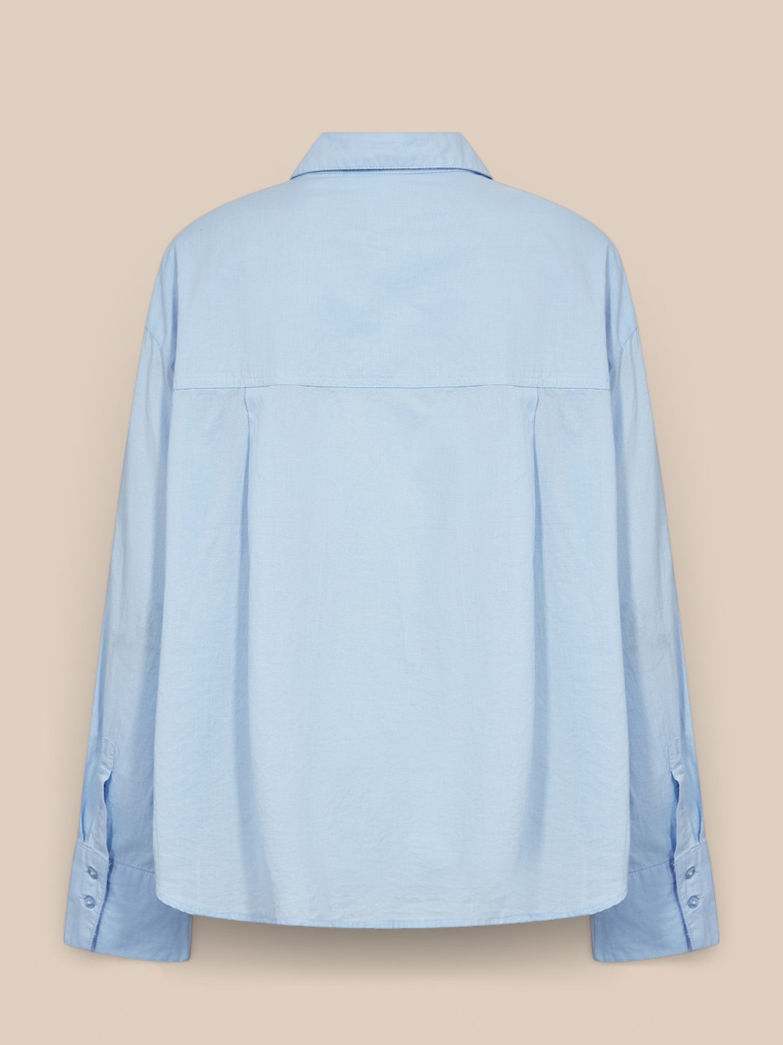 Basis skjorte til plus size kvinder. Denne er i en flot og klassisk lys blå farve.