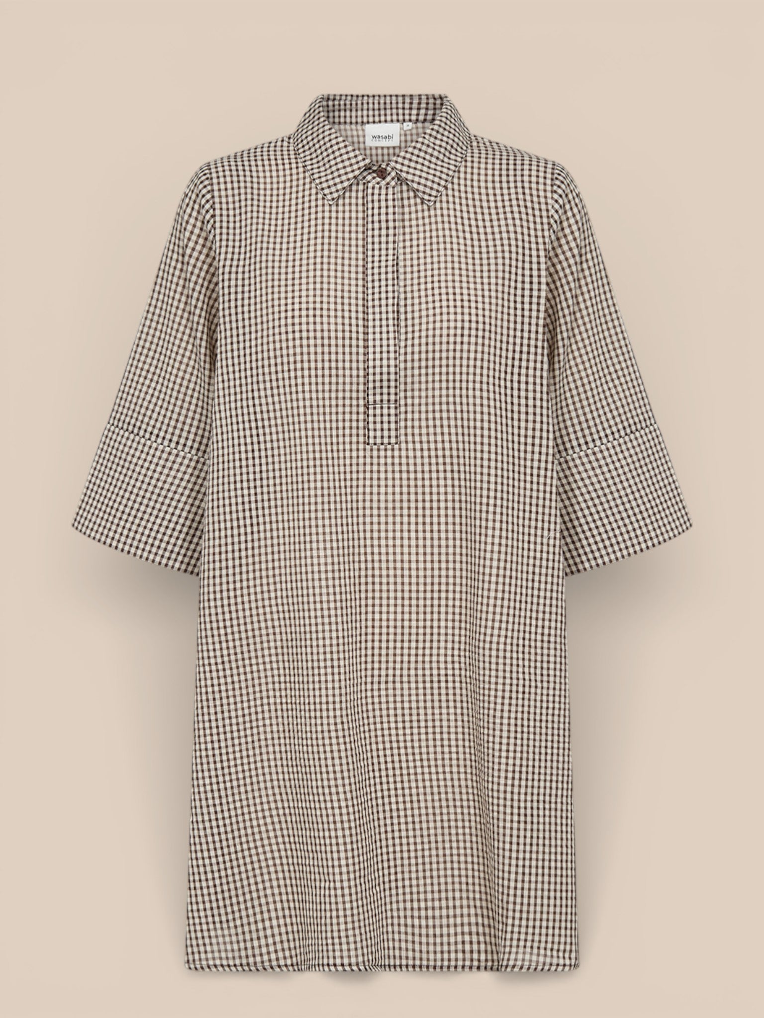 WA-SAINA 3 tunika i 100% økologisk bomuld med klassisk krave, diskrete knapper og blidt ternet mønster.