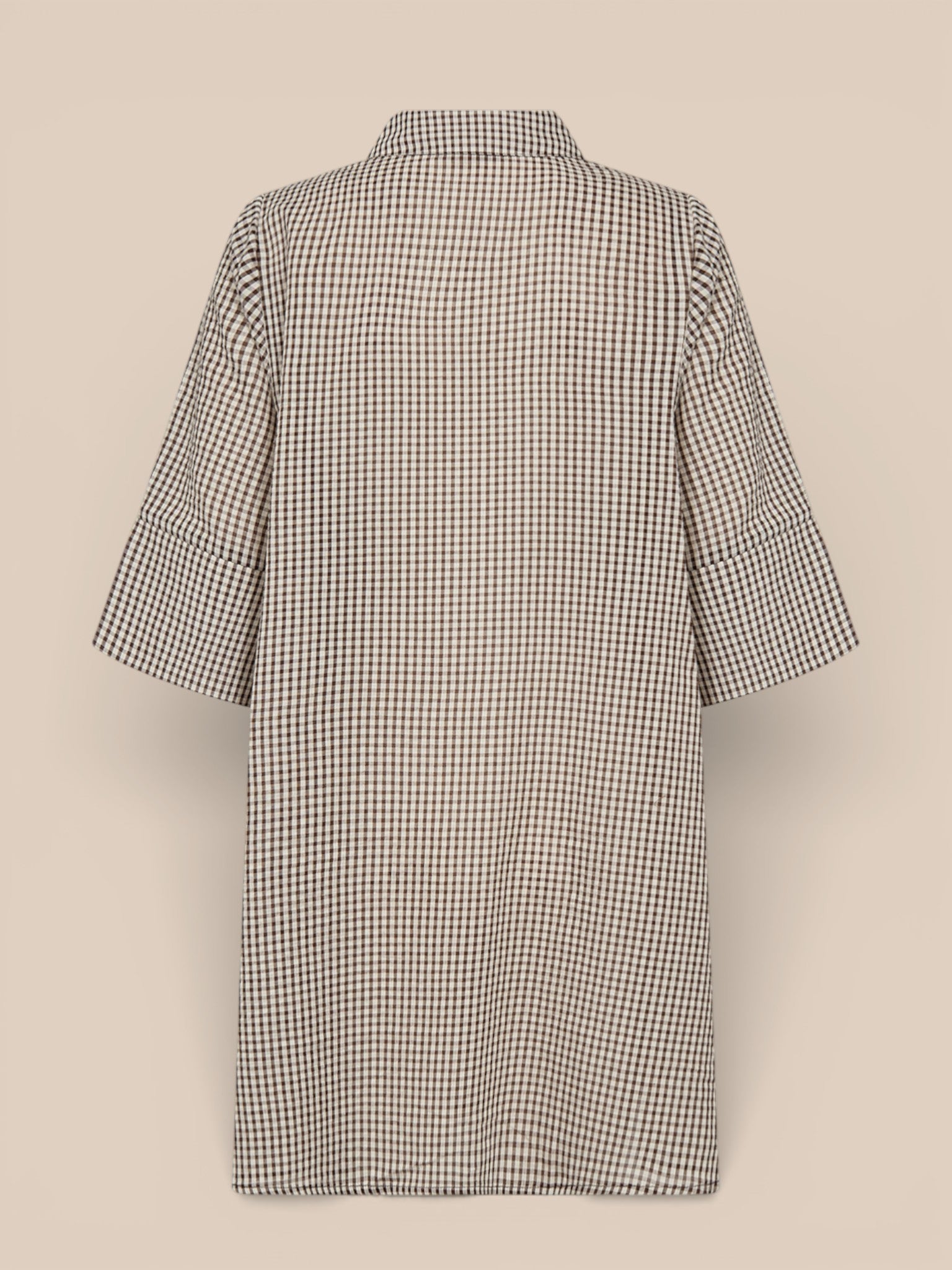 WA-SAINA 3 tunika i 100% økologisk bomuld med klassisk krave, diskrete knapper og blidt ternet mønster.