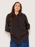 Flot stribet plus size skjorte med 3/4 ærmer. Den er gennemknappet og kan derfor bruges både åben og lukket. 