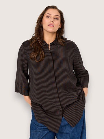 Flot stribet plus size skjorte med 3/4 ærmer. Den er gennemknappet og kan derfor bruges både åben og lukket. 