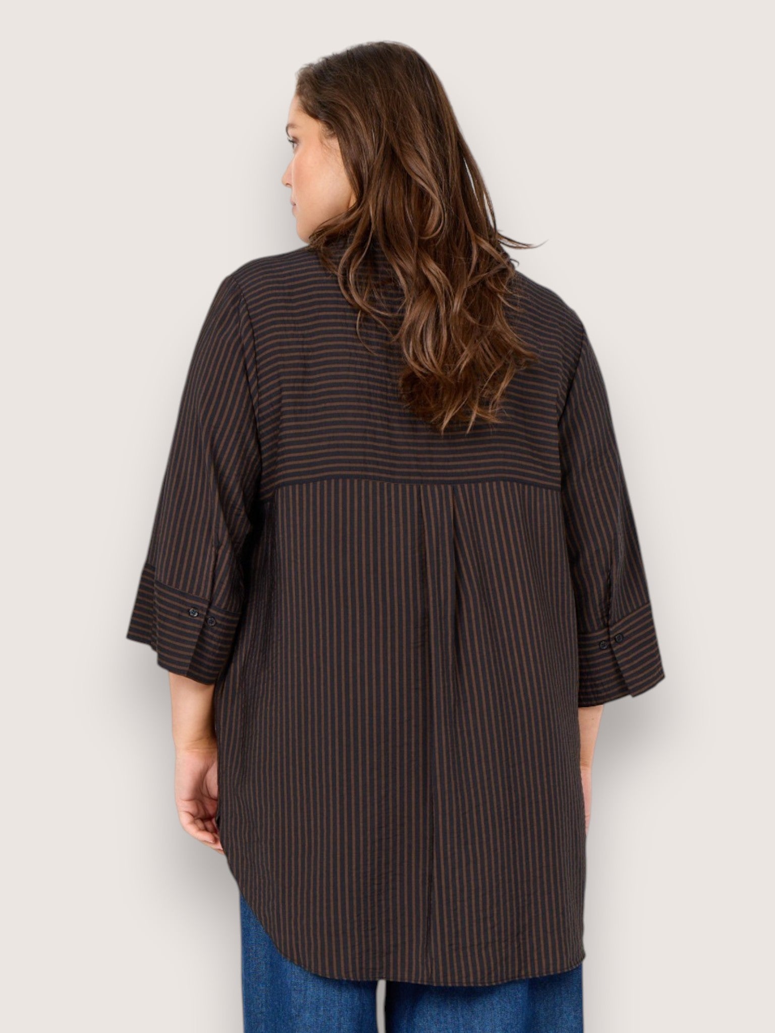 Flot stribet plus size skjorte med 3/4 ærmer. Den er gennemknappet og kan derfor bruges både åben og lukket. 