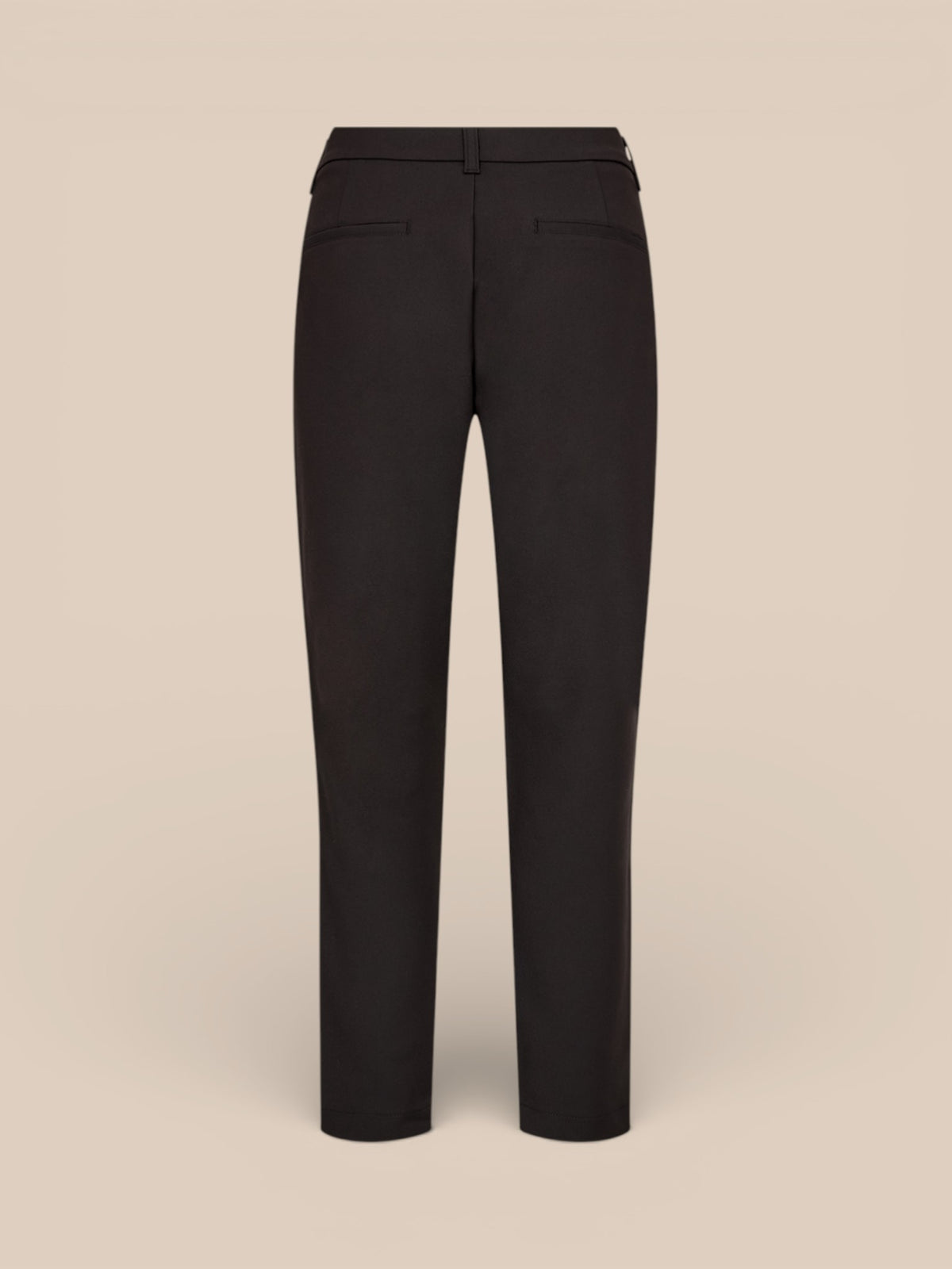 smart buks som fungerer godt til både hverdag og fest grundet det klassiske look med en skræddersyet stil. Den er med både lynlåslukning og bæltestropper.