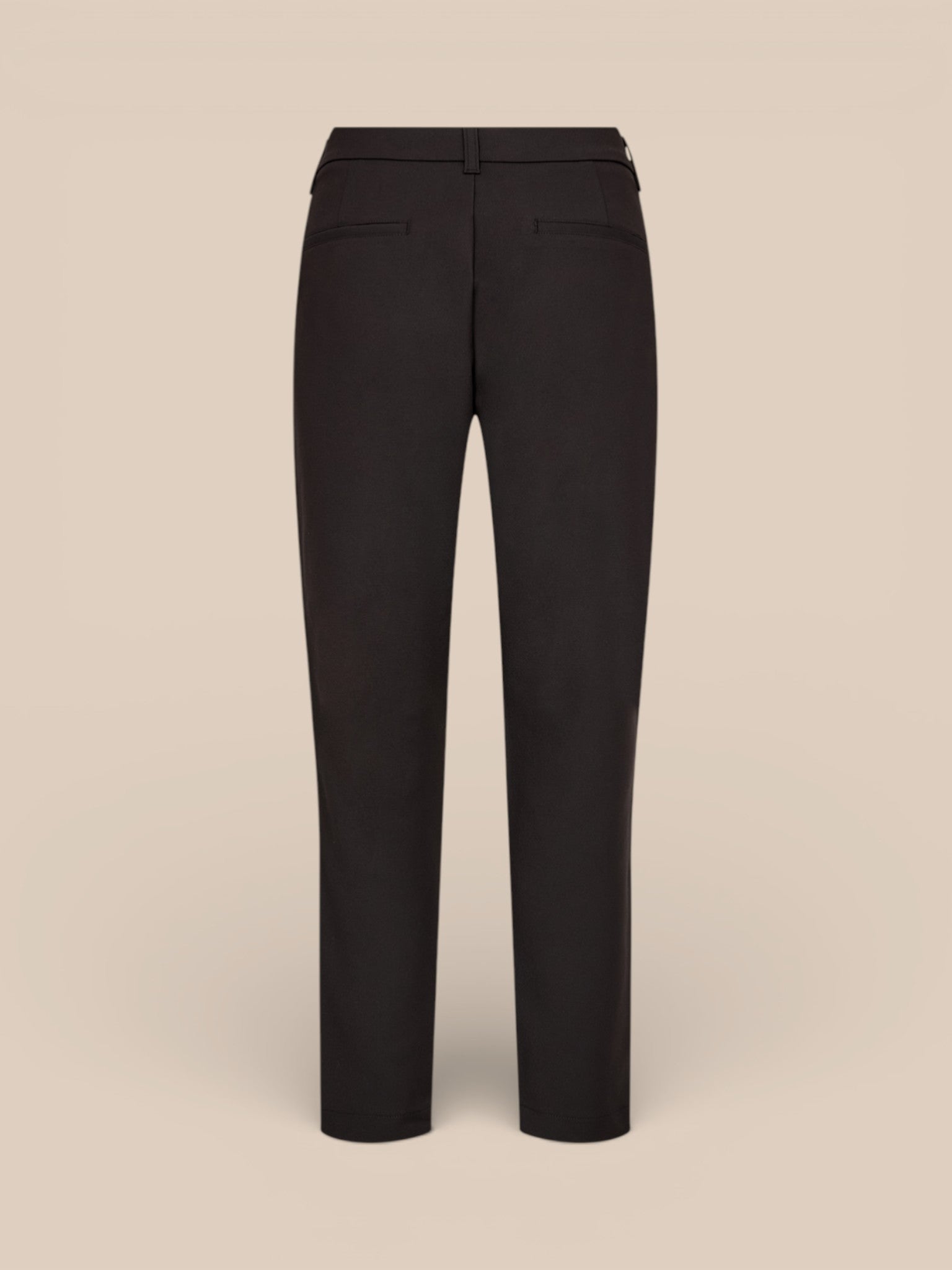 smart buks som fungerer godt til både hverdag og fest grundet det klassiske look med en skræddersyet stil. Den er med både lynlåslukning og bæltestropper.