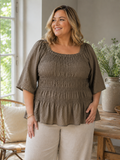 Smuk og elegant bluse som fungerer perfekt til både hverdag og fest. Den er med firkantet hals, som er en rigtig flot detalje. Blusen er perfekt til plus size kvinden som elsker at vise sine former.

Billedet er genereret vha. AI.