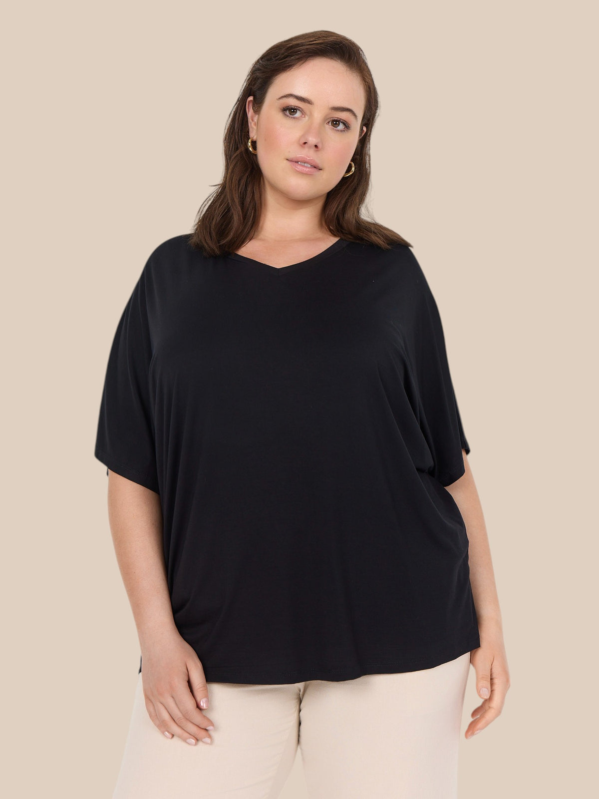 Lækker basis t-shirt ned blød v-hals og korte ærmer til plus pigen. Dette er en plus size t-shirt du vil kunne sætte til næsten alt. Den findes i flere farver.