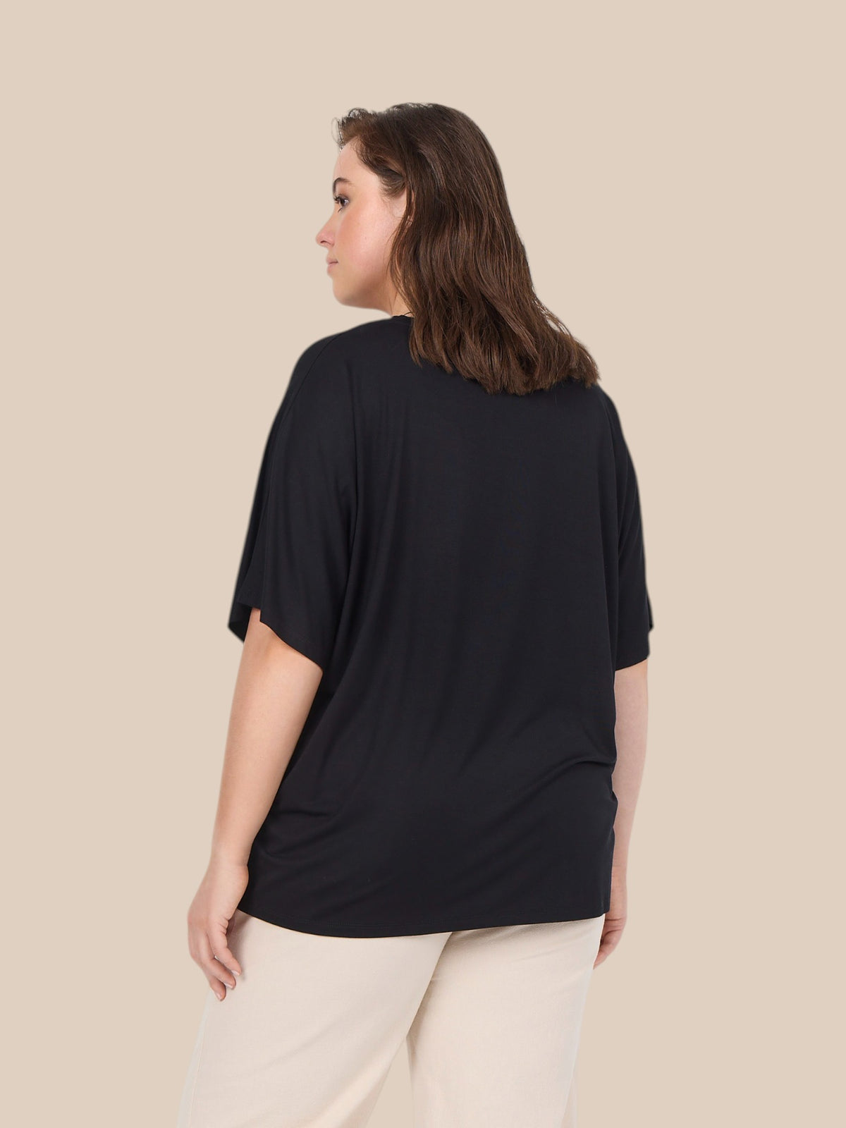Lækker basis t-shirt ned blød v-hals og korte ærmer til plus pigen. Dette er en plus size t-shirt du vil kunne sætte til næsten alt. Den findes i flere farver.