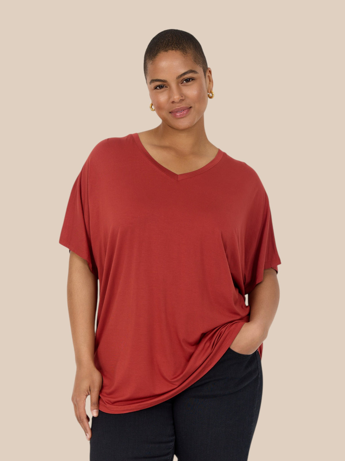 Plus size tunika i den gode a-facon, som man aldrig går fejl af. Den er med smart print, og fås i flere forskellige farver. Den er med korte ærmer og overskæring på brystet.