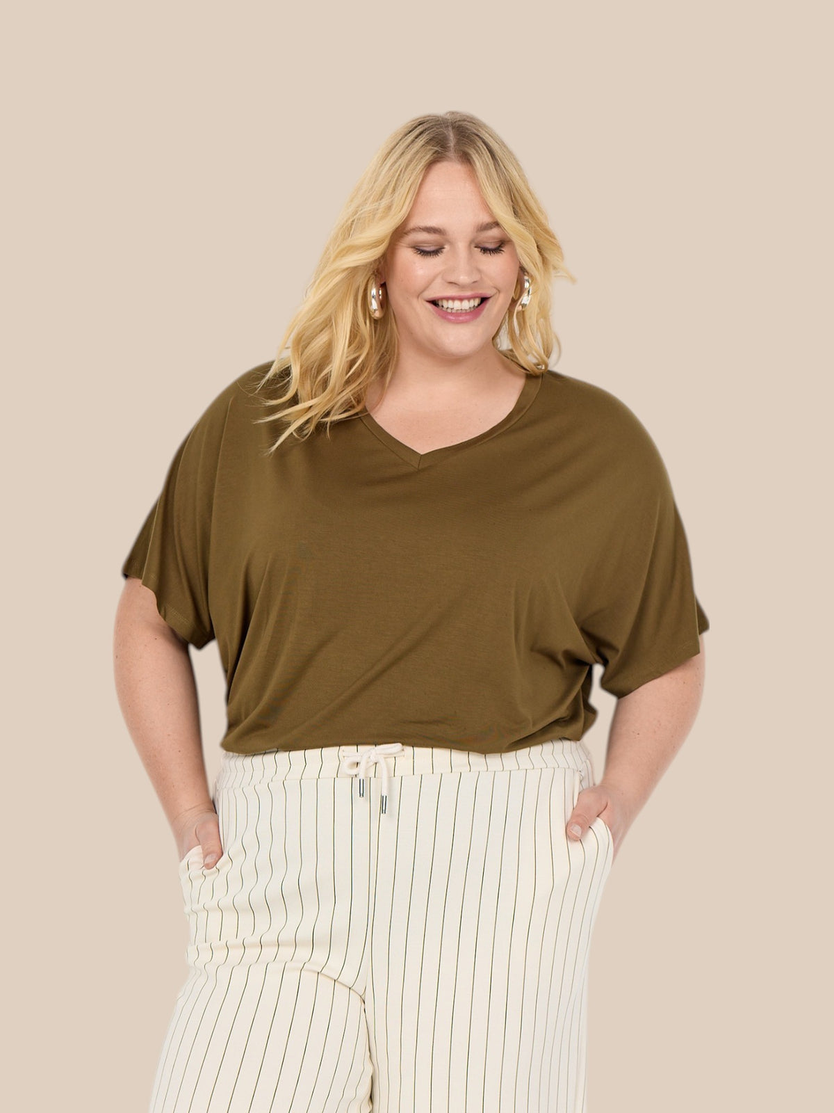 Lækker basis t-shirt ned blød v-hals og korte ærmer til plus pigen. Dette er en plus size t-shirt du vil kunne sætte til næsten alt. Den findes i flere farver.