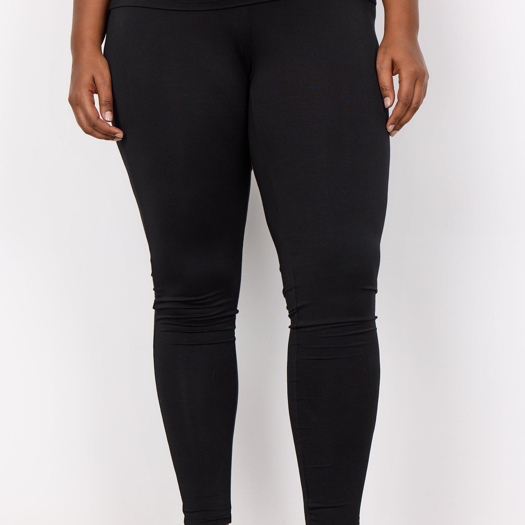 Lækre plus size basis leggings, som er dejligt lange, og findes i fra en str. 42 op til en str. 58.