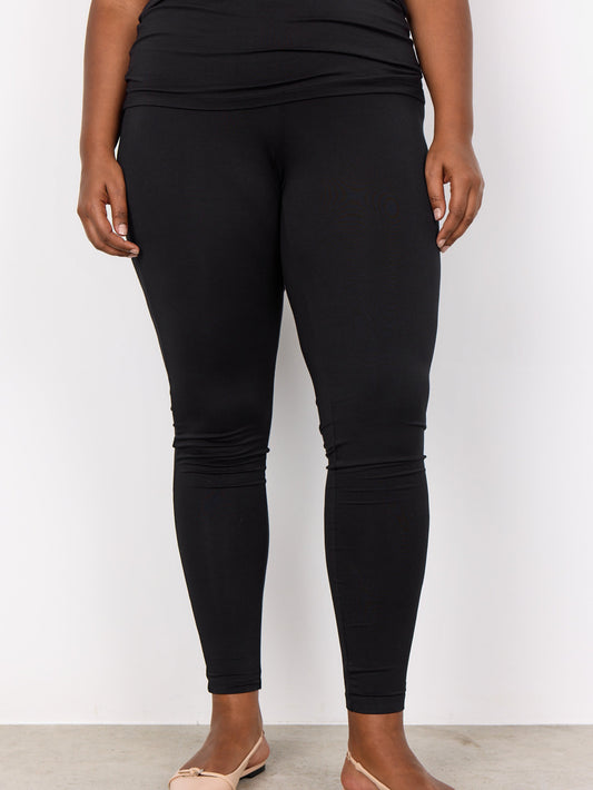 Lækre plus size basis leggings, som er dejligt lange, og findes i fra en str. 42 op til en str. 58.