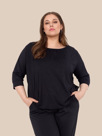 Basis t-shirten med den gode pasform, 3/4 ærmer og bund, så blusen får den kendte "ballon-effekt", der mange gange er smart til os plus piger. Den er med rund hals.