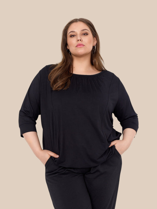 Basis t-shirten med den gode pasform, 3/4 ærmer og bund, så blusen får den kendte "ballon-effekt", der mange gange er smart til os plus piger. Den er med rund hals.