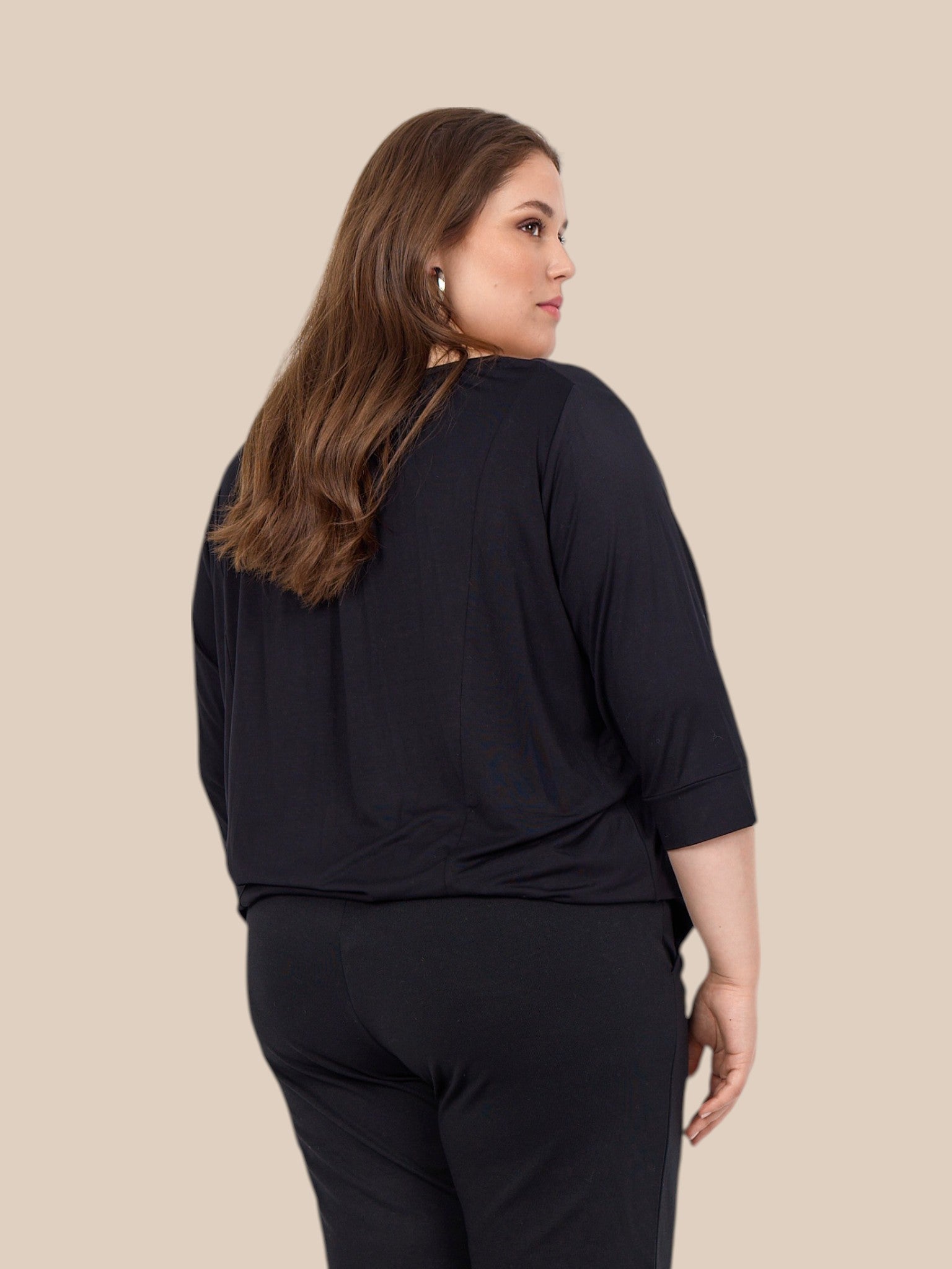 Basis t-shirten med den gode pasform, 3/4 ærmer og bund, så blusen får den kendte "ballon-effekt", der mange gange er smart til os plus piger. Den er med rund hals.