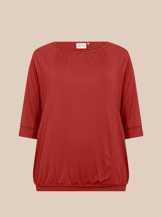 Basis t-shirten med den gode pasform, 3/4 ærmer og bund, så blusen får den kendte "ballon-effekt", der mange gange er smart til os plus piger. Den er med rund hals.