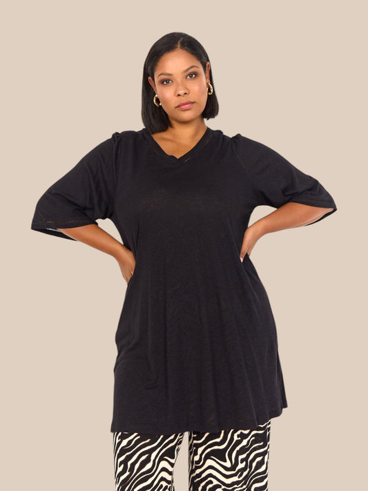 Lækker tunika i en hør/viskose blanding, som gør den lækker til forår og sommer, da den er rigtig behagelig at have på. Denne er med en god facon, som sidder godt på de fleste plus size kvinder. V-hals, unikke ærmer og små hul detaljer er hvad der gør denne tunika unik. 