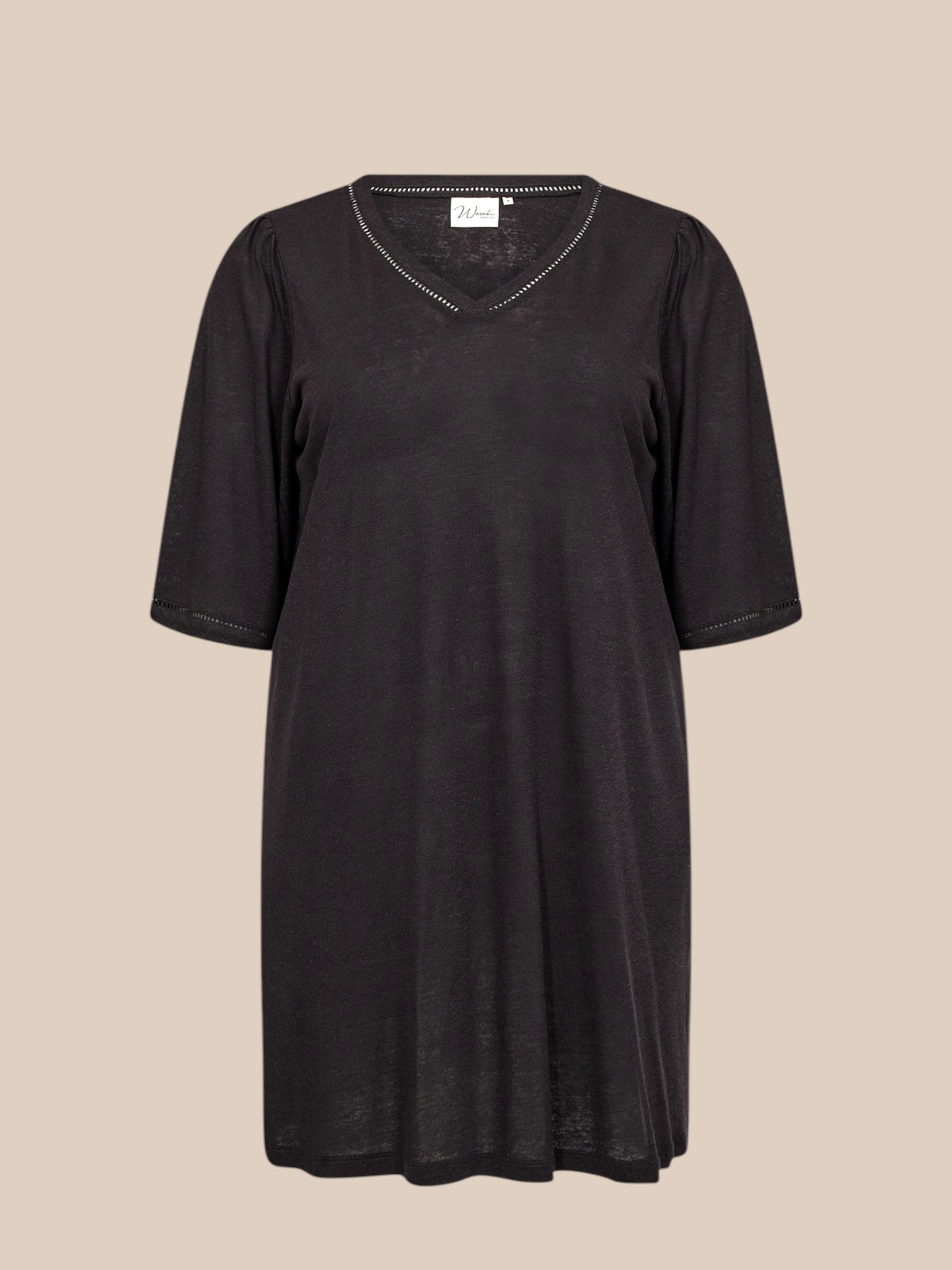 Lækker tunika i en hør/viskose blanding, som gør den lækker til forår og sommer, da den er rigtig behagelig at have på. Denne er med en god facon, som sidder godt på de fleste plus size kvinder. V-hals, unikke ærmer og små hul detaljer er hvad der gør denne tunika unik. 