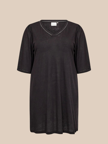 Lækker tunika i en hør/viskose blanding, som gør den lækker til forår og sommer, da den er rigtig behagelig at have på. Denne er med en god facon, som sidder godt på de fleste plus size kvinder. V-hals, unikke ærmer og små hul detaljer er hvad der gør denne tunika unik. 