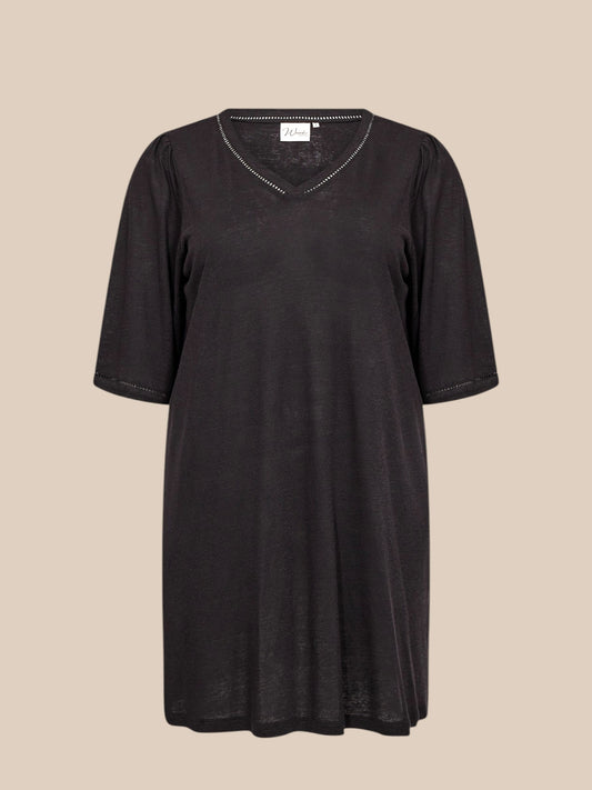 Lækker tunika i en hør/viskose blanding, som gør den lækker til forår og sommer, da den er rigtig behagelig at have på. Denne er med en god facon, som sidder godt på de fleste plus size kvinder. V-hals, unikke ærmer og små hul detaljer er hvad der gør denne tunika unik. 