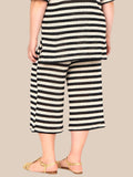 Plus size Megan 3 buksen, som passer til Megan 1 strikken i samme mønster. De to styles kan dog sagtens bruges hver for sig. Dette er en buks i capri længde. 