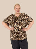 Lækker t-shirt i smart leopard print i en fantastisk lyocell kvalitet, som gør at t-shirten falder rigtig pænt. Den er fra det populære plussize mærke Wasabi.