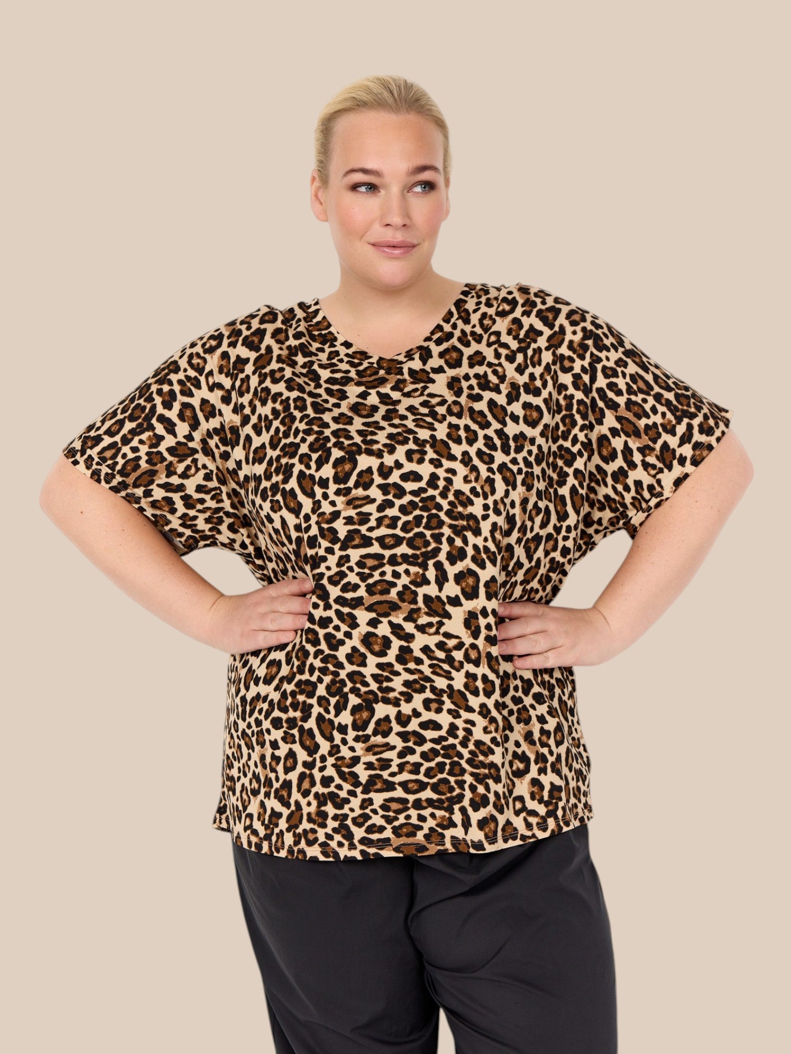 Lækker t-shirt i smart leopard print i en fantastisk lyocell kvalitet, som gør at t-shirten falder rigtig pænt. Den er fra det populære plussize mærke Wasabi.