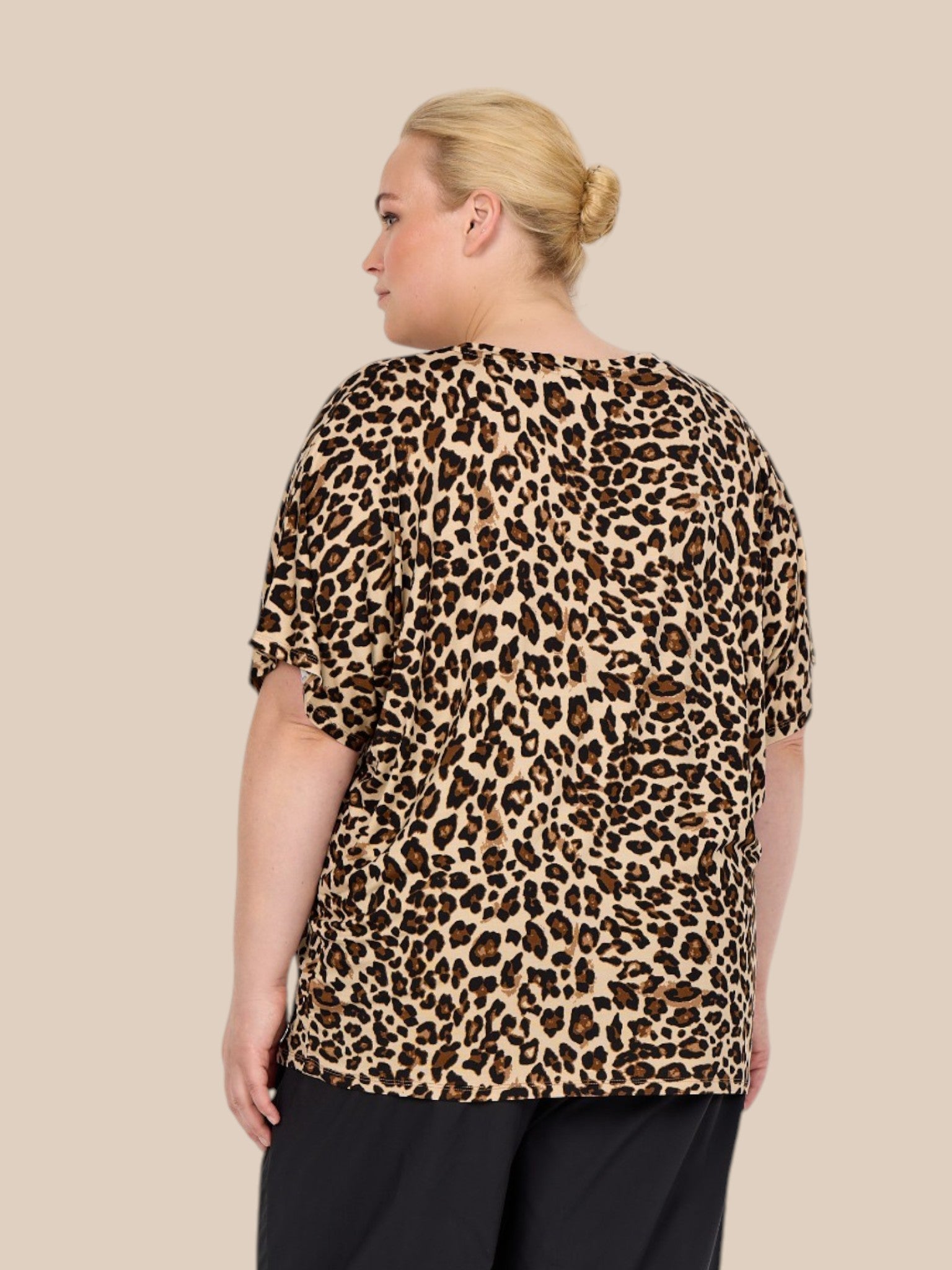 Lækker t-shirt i smart leopard print i en fantastisk lyocell kvalitet, som gør at t-shirten falder rigtig pænt. Den er fra det populære plussize mærke Wasabi.