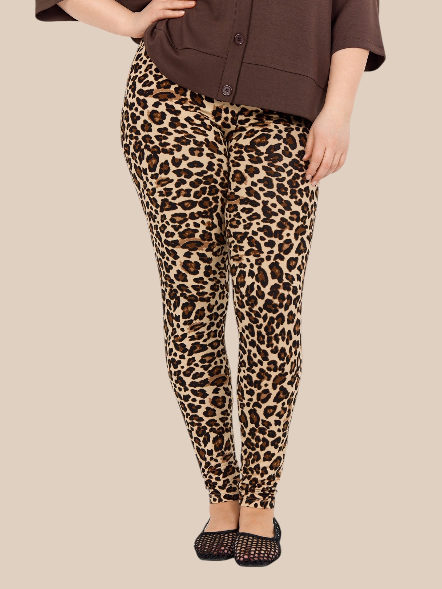 Lækker og blød plus size legging med massere stræk. De er i det smarte leopard print, som er kommet for at blive. 