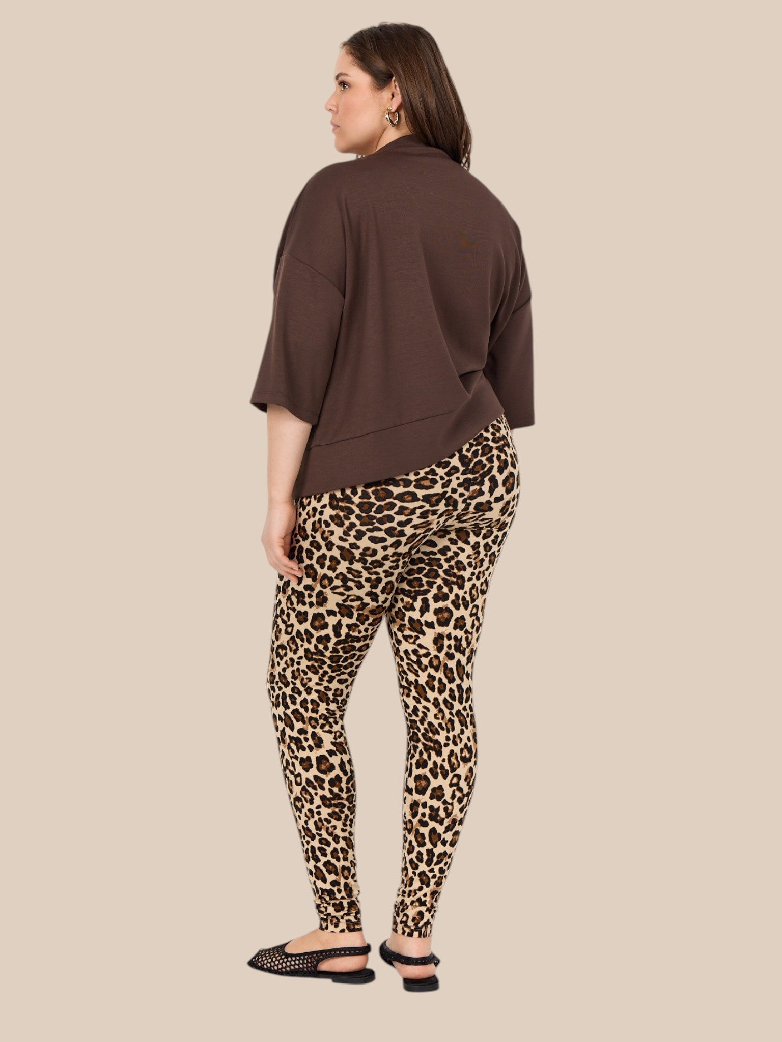 Lækker og blød plus size legging med massere stræk. De er i det smarte leopard print, som er kommet for at blive. 