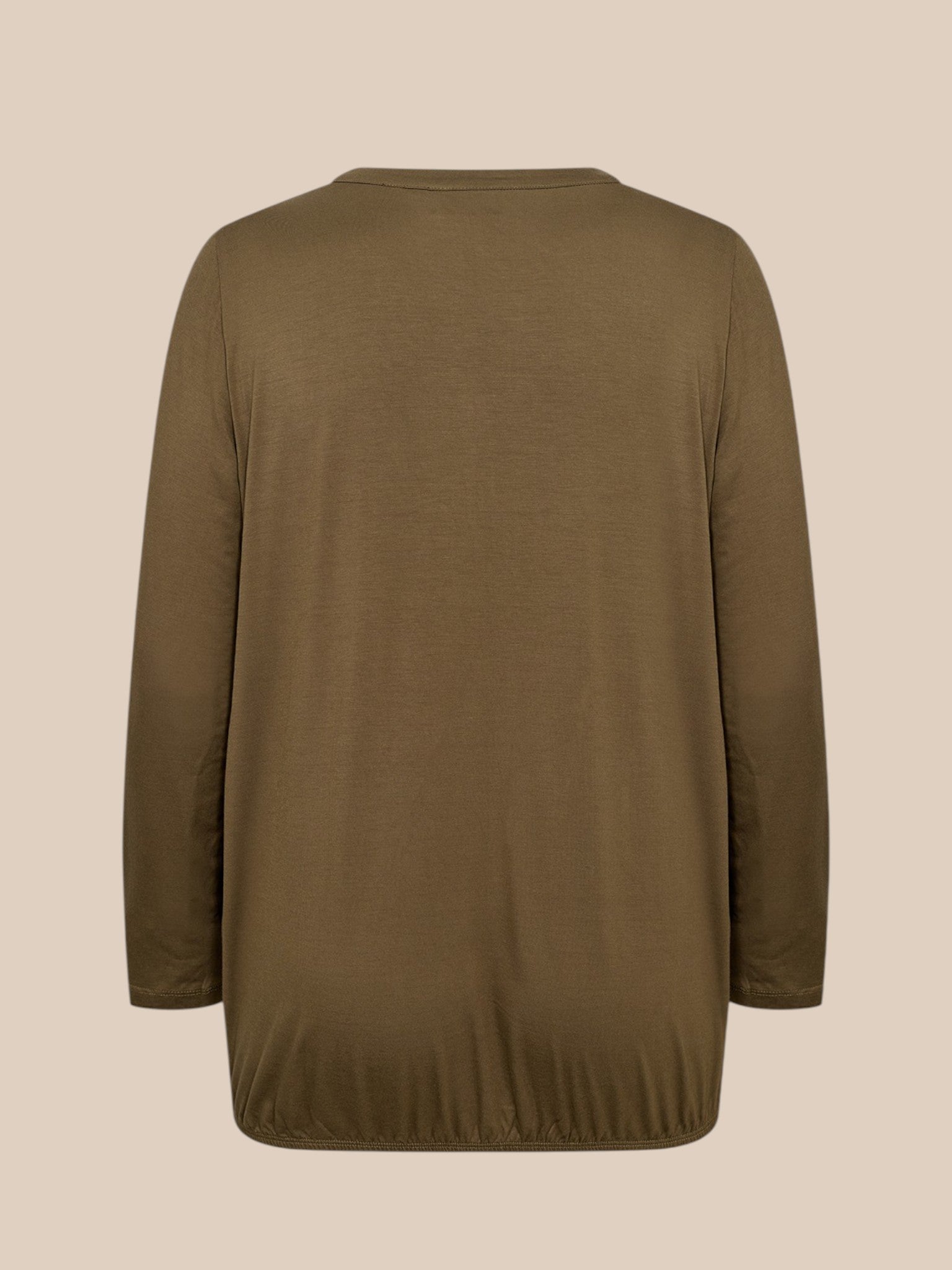Flot plus size bluse med v-hals og stolpelukning hvor der er påsat flæsekant, som giver et feminint udtryk.