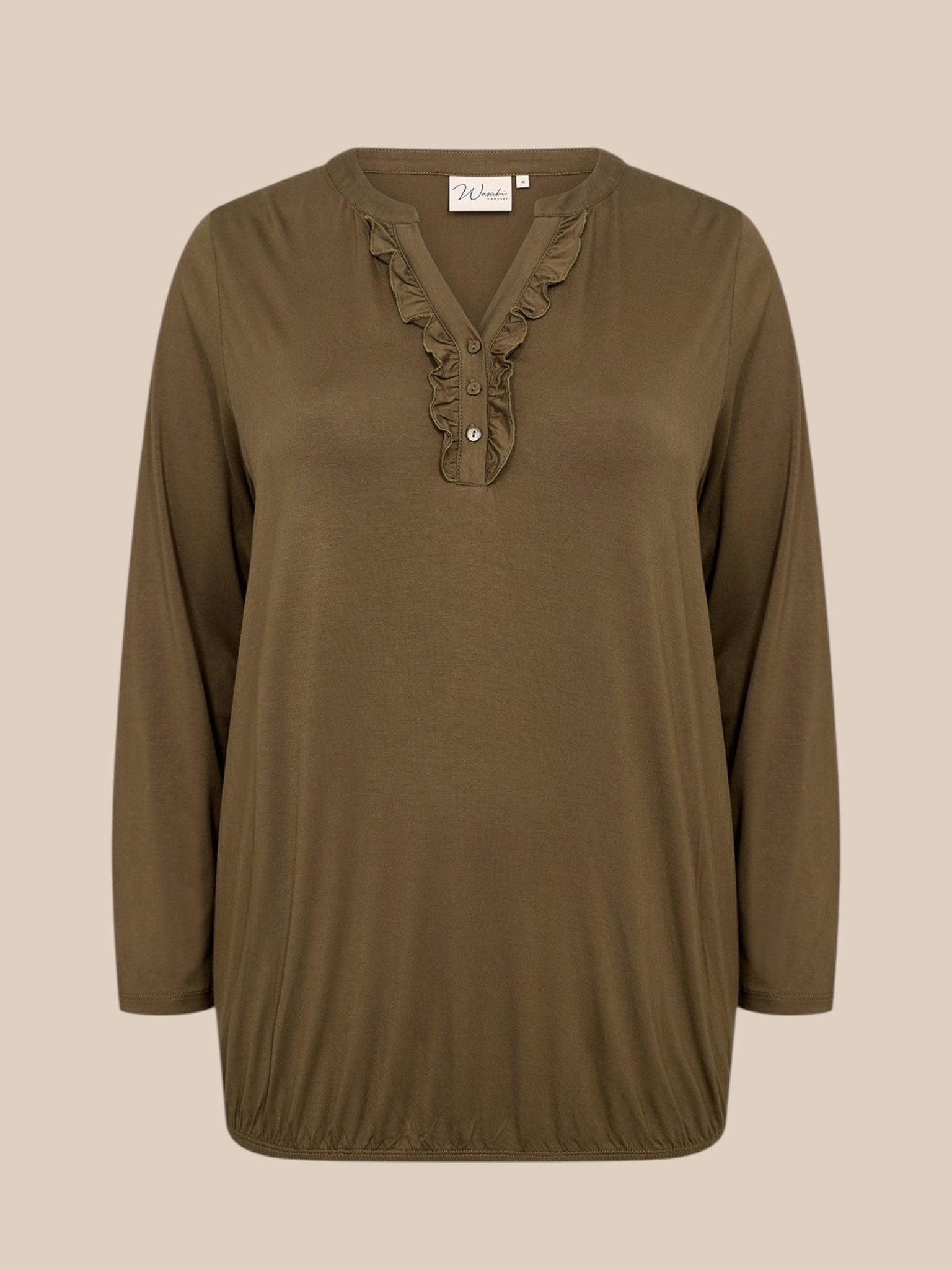 Flot plus size bluse med v-hals og stolpelukning hvor der er påsat flæsekant, som giver et feminint udtryk.