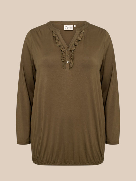 Flot plus size bluse med v-hals og stolpelukning hvor der er påsat flæsekant, som giver et feminint udtryk.