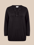 Flot plus size bluse med v-hals og stolpelukning hvor der er påsat flæsekant, som giver et feminint udtryk.