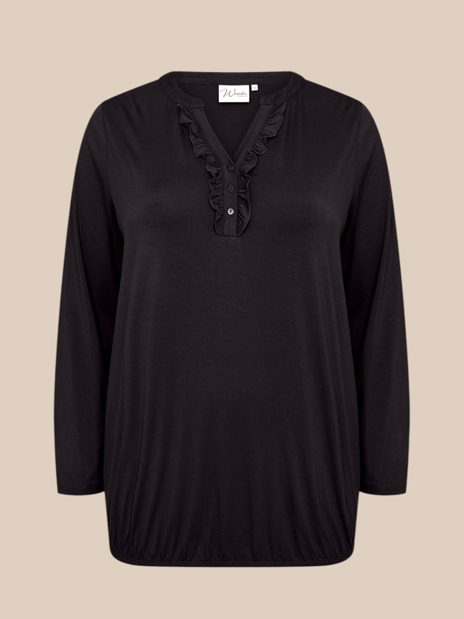 Flot plus size bluse med v-hals og stolpelukning hvor der er påsat flæsekant, som giver et feminint udtryk.