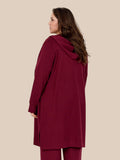 Smart plus size cardigan med lynlås og hætte. Den fås fra en str. 42 til og med str. 58. Den er fra Wasabi.