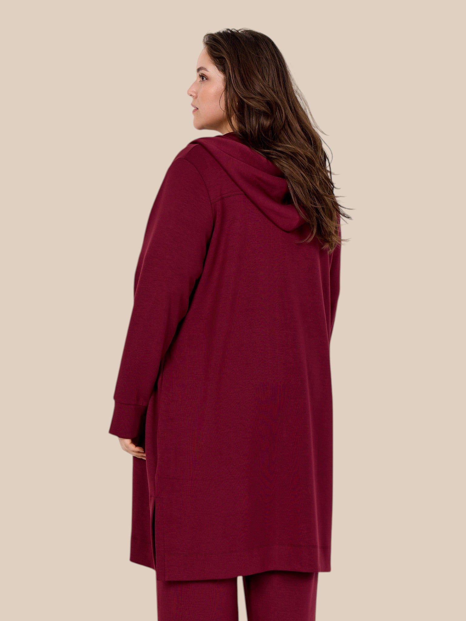 Smart plus size cardigan med lynlås og hætte. Den fås fra en str. 42 til og med str. 58. Den er fra Wasabi.