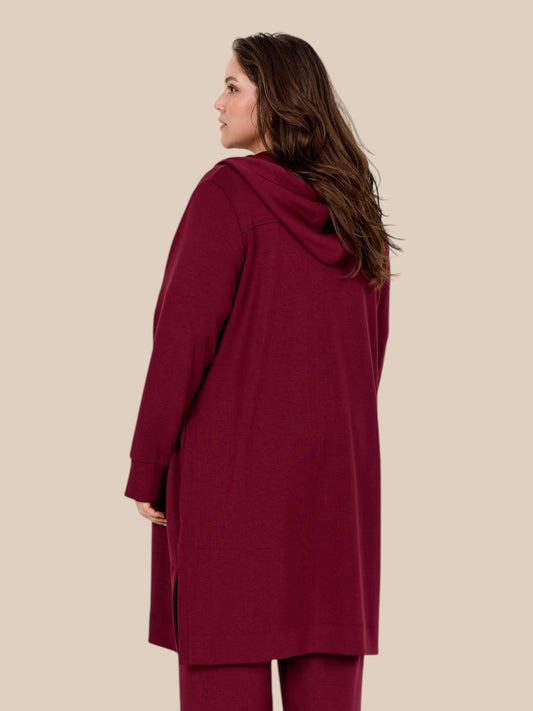 Smart plus size cardigan med lynlås og hætte. Den fås fra en str. 42 til og med str. 58. Den er fra Wasabi.