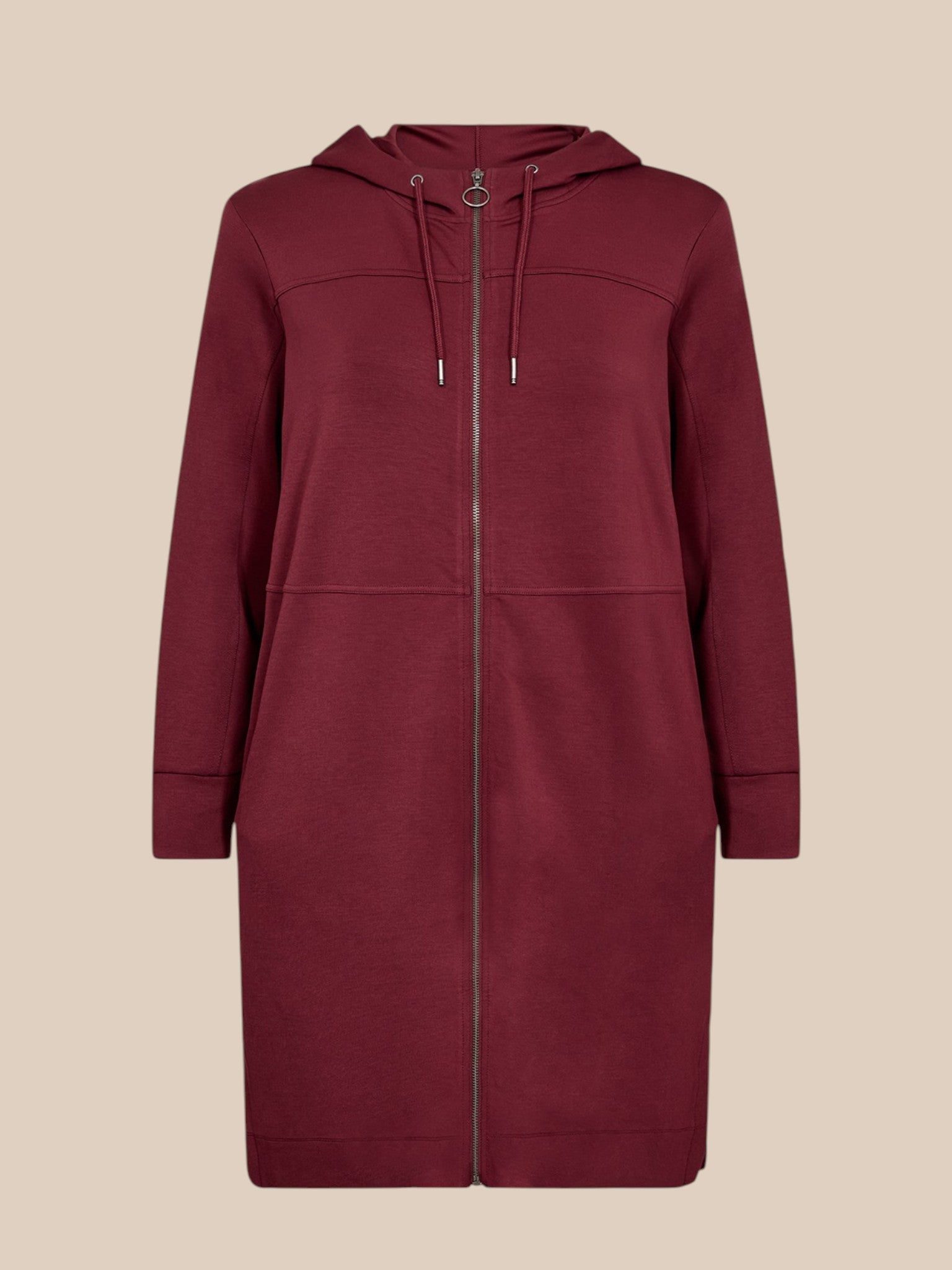 Smart plus size cardigan med lynlås og hætte. Den fås fra en str. 42 til og med str. 58. Den er fra Wasabi.