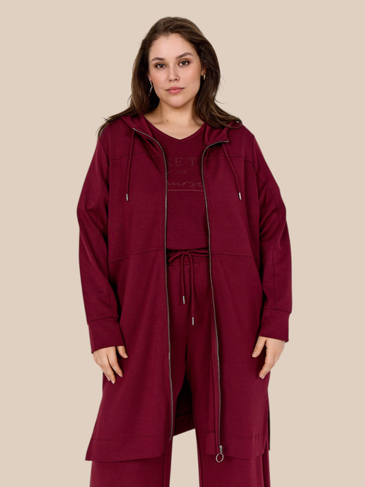 Smart plus size cardigan med lynlås og hætte. Den fås fra en str. 42 til og med str. 58. Den er fra Wasabi.