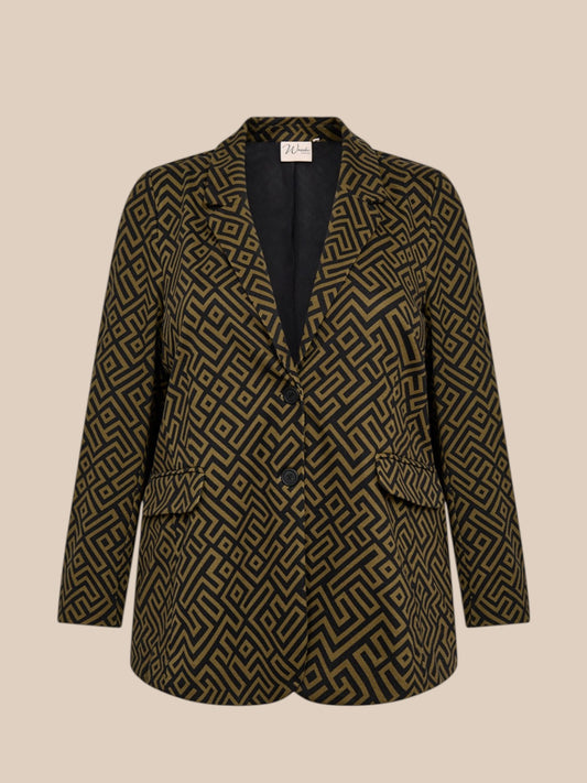 Smart plus size blazer som fås fra str. 42 op til en str. 58. Den er i et flot mønster og i en smuk oliven/sort farvekombination.