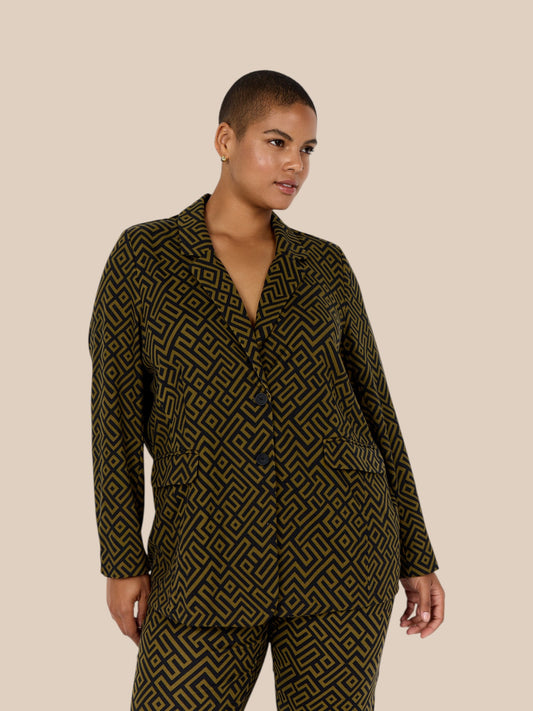 Smart plus size blazer som fås fra str. 42 op til en str. 58. Den er i et flot mønster og i en smuk oliven/sort farvekombination.