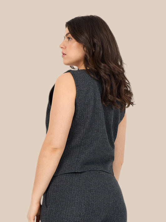 Gennemknappet plus size vest i en blød viskose kvalitet. Den er med snydelommer og har et rigtig flot snit.