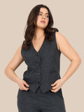 Gennemknappet plus size vest i en blød viskose kvalitet. Den er med snydelommer og har et rigtig flot snit.