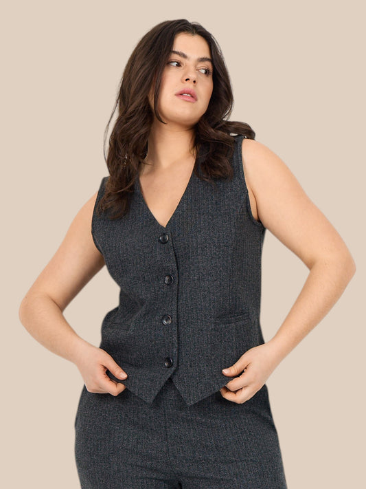 Gennemknappet plus size vest i en blød viskose kvalitet. Den er med snydelommer og har et rigtig flot snit.