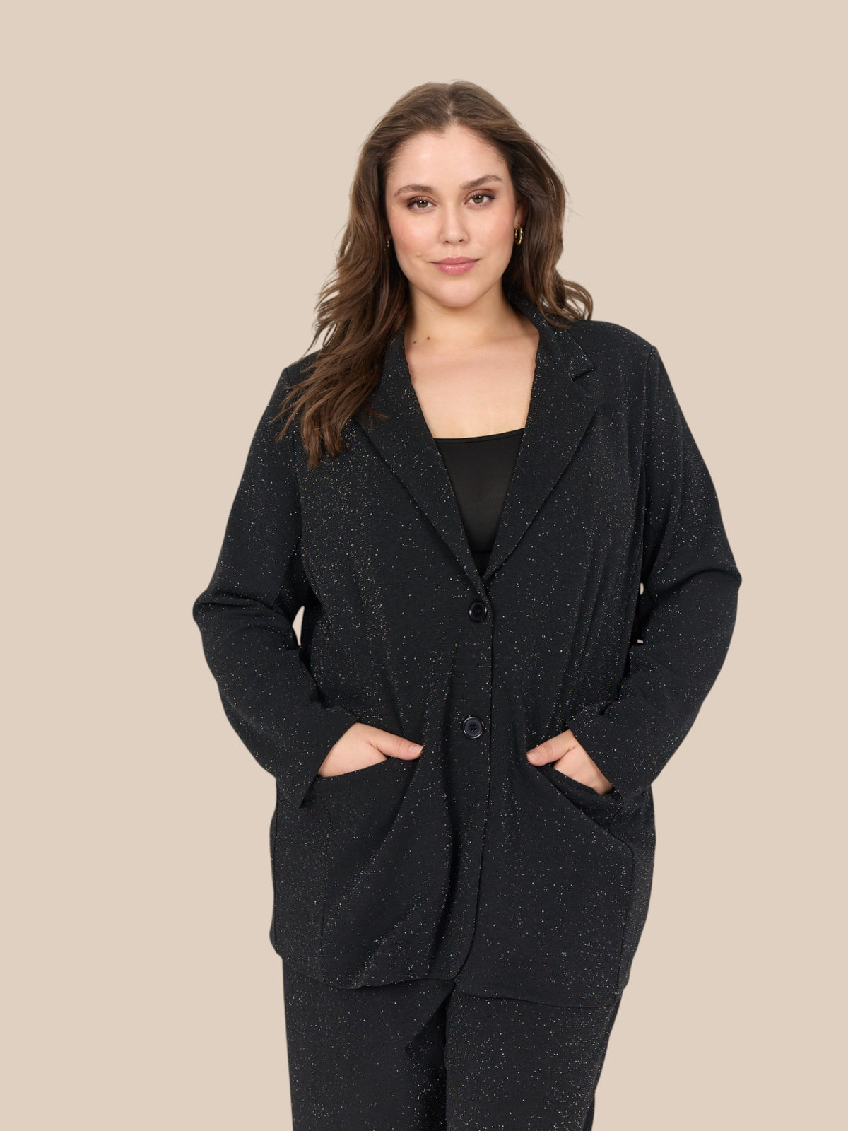 Glimmer blazer til plus size kvinden, der gerne vil gøre sit outfit lidt pyntet og smart. Blød og behagelig kvalitet.