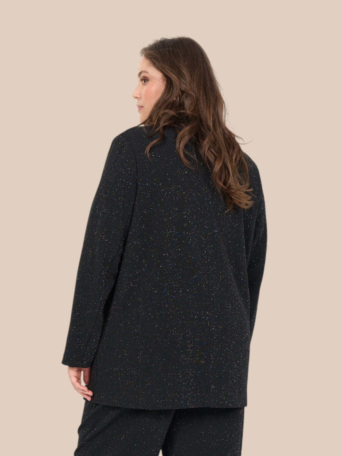Glimmer blazer til plus size kvinden, der gerne vil gøre sit outfit lidt pyntet og smart. Blød og behagelig kvalitet.
