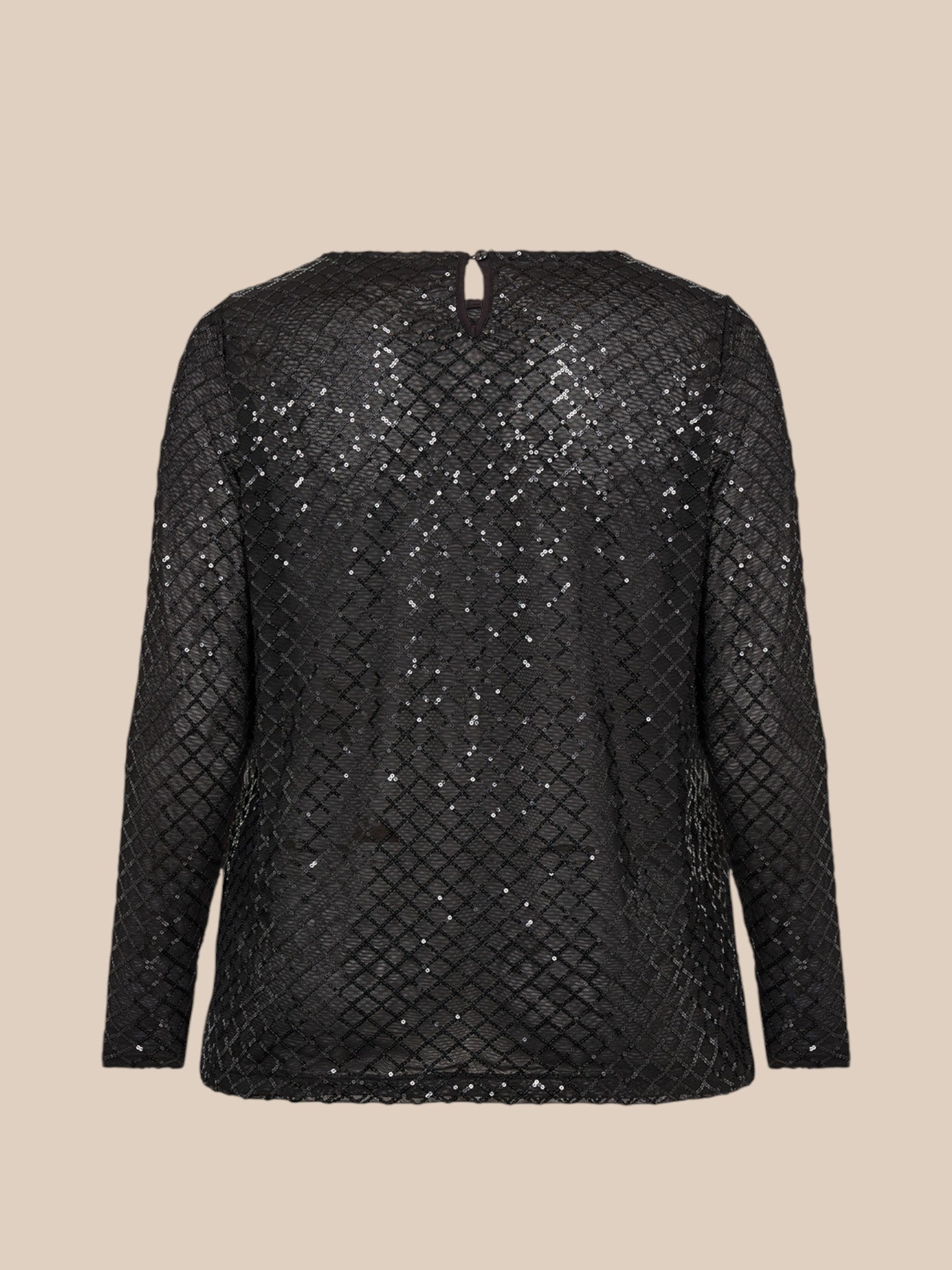Plus size bluse i et flot paillet mønster. Den er med lange ærmer, rund hals og har en lille lykke i ryggen. Perfekt til årstidens fester. 