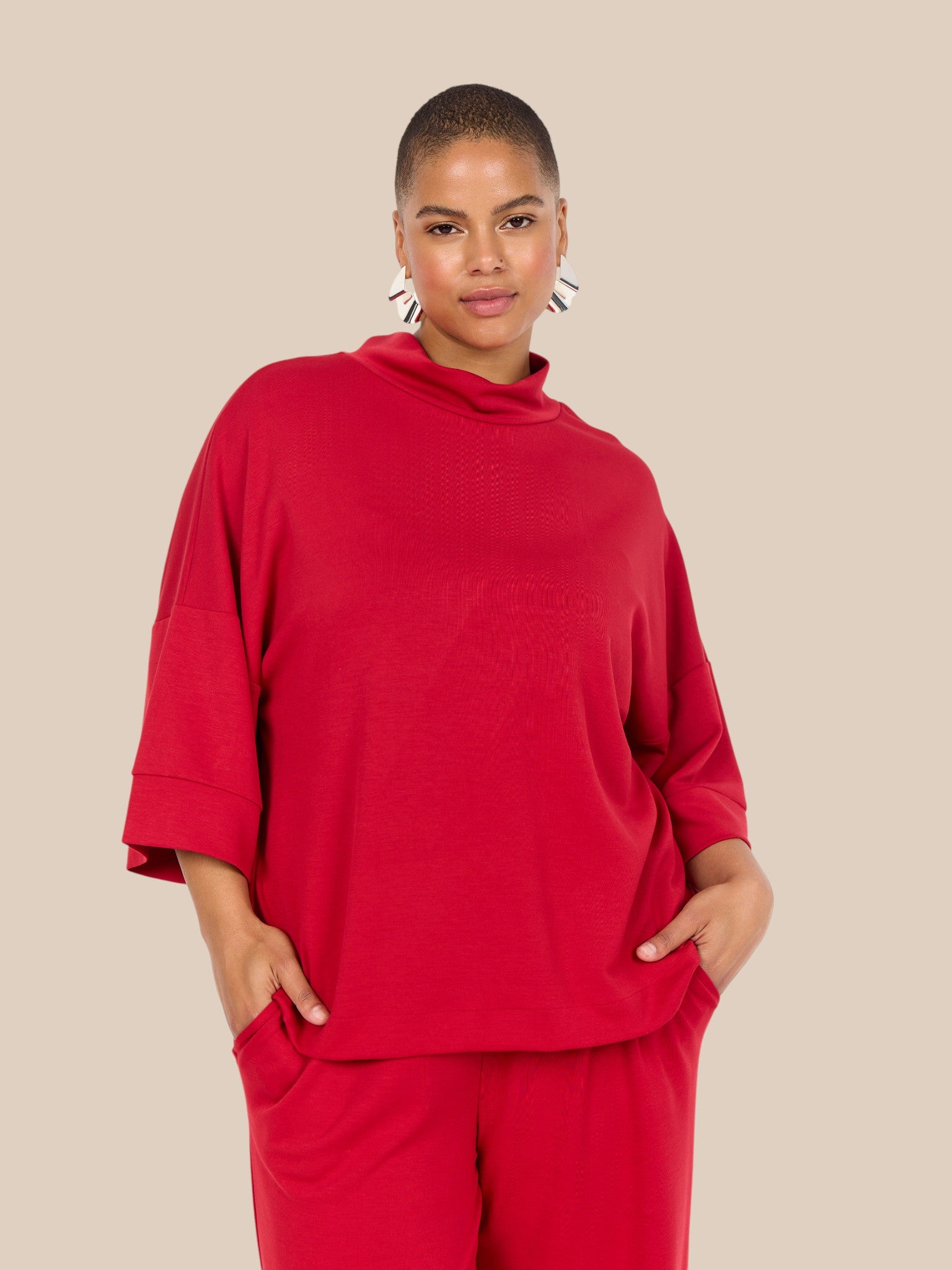 Lækker plus size t-shirt i den velkendte sabina kvalitet fra Wasabi. Denne er god til plus pigen som ønsker en anderledes, men simpel, t-shirt. 